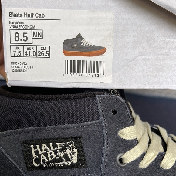 Vans Men’s Skate Half Cab
Navy/Gum
VN0A5FCDNGM
Sneakers - Picture 15 of 16